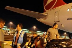 İsve&ccedil;li yolcu u&ccedil;akta kalp krizi ge&ccedil;irdi
