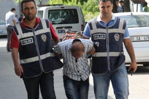Bı&ccedil;akla poğa&ccedil;a &ccedil;alarken yakalandı