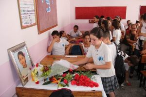 Ter&ouml;r kurbanı "Sevgi"ye sınıfında ağlatan anma t&ouml;reni