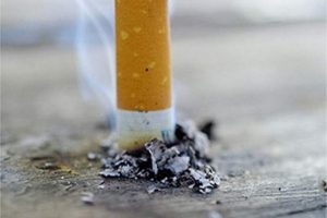 Sigara i&ccedil;enlerin cildi erken kırışıyor