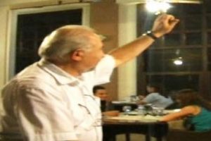 Profes&ouml;r i&ccedil;ki yasağını b&ouml;yle protesto etti