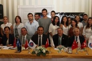 &Uuml;niversiteli gen&ccedil;ler Bursa'nın g&ouml;n&uuml;ll&uuml; el&ccedil;ileri oluyor