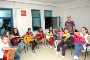 K&ouml;y derneğinden gitar kursu