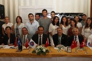 &Uuml;niversiteli gen&ccedil;ler Bursa'nın g&ouml;n&uuml;ll&uuml; el&ccedil;ileri oluyor