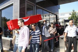 Marmara &Uuml;niversitesi &ouml;ğrencileri şehitler i&ccedil;in y&uuml;r&uuml;d&uuml;