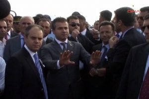 Başkan'a yumruk, Bakan'a tepki