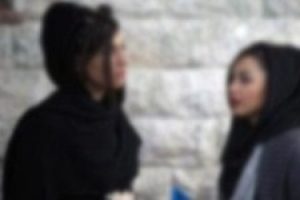 İran'da iki kız "&ouml;rt&uuml;n&uuml;n" diyen din adamını d&ouml;vd&uuml;