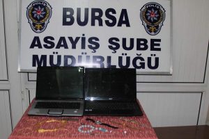 Polisten ka&ccedil;arken altın dolu poşeti yola sa&ccedil;tılar