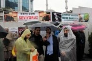 Adliye &ouml;n&uuml;nde C&uuml;bbeli'ye destek eylemi
