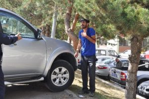 At arabasına el konulunca kendisini yaraladı