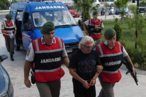 G&ouml;reve iade edildiği g&uuml;n ka&ccedil;ak&ccedil;ılıktan tutuklandı