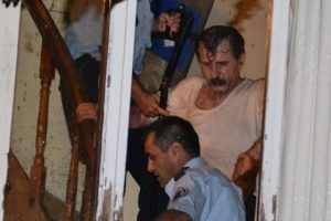 Baltalı şahıs, kendini eve kitledi
