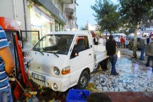 13 yaşındaki &ccedil;ocuk trafiği birbirine kattı