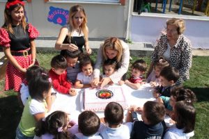 Minikler 4+4+4'e pasta keserek başladılar