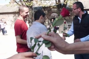 &Ccedil;irkin filme g&uuml;l dağıtarak tepki g&ouml;sterdiler