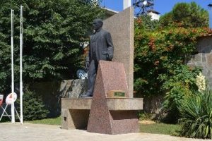 Atat&uuml;rk b&uuml;st&uuml;n&uuml;n altında ş&uuml;pheli paket paniği