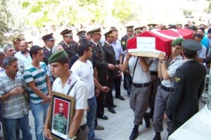 İntihar eden asker g&ouml;zyaşlarıyla toprağa verildi