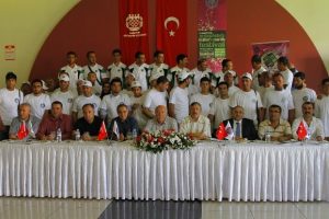 Baklavayı en kısa s&uuml;rede yemek i&ccedil;in yarıştılar