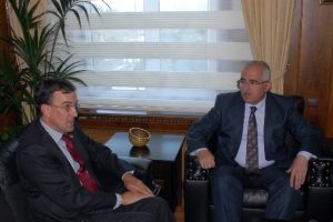 B&uuml;y&uuml;kel&ccedil;i konuştu, vali terc&uuml;me etti