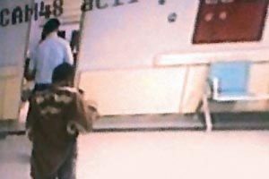 Sinsice yaklaşıp polisi arkadan vurdu