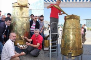 D&uuml;nyanın en b&uuml;y&uuml;k cezvesinden kahve i&ccedil;tiler