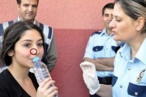 Burnundaki metal takıyı &ccedil;ıkarınca KPSS'ye girebildi