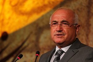 Alta şalvar giymişiz &uuml;zerine smokin
