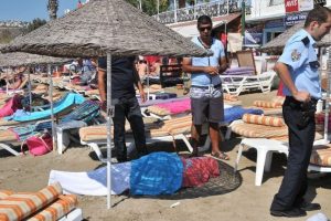 Denizde şakalaşırken canından oldu