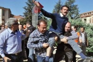 Protestocu &ouml;ğrenci polislerin omuzlarında