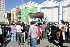 Bursa'da vatandaşa 8 ton bedava hamsi dağıtıldı