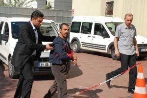 Acemi hırsız ev sahibine yakalandı