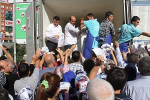 Bursa'da bedava hamsiye b&ouml;yle h&uuml;cum ettiler