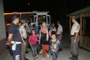 Kemer'de 105 ka&ccedil;ak g&ouml;&ccedil;men yakalandı