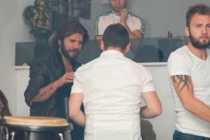 Tolga Karel'den bar a&ccedil;ılışında darbuka şov