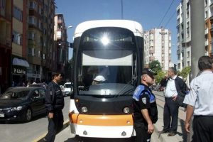 Tramvay'ın &ccedil;arptığı &uuml;niversite &ouml;ğrencisi yaralandı