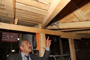 Yaban arıları evin &ccedil;atısını istila etti