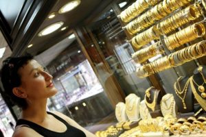Komşu altınlarını T&uuml;rkiye'ye getiriyor