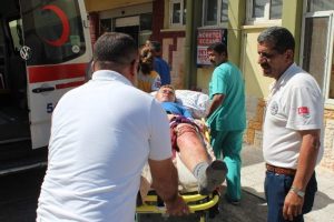 Motorlu testereyle odun keserken yaralandı