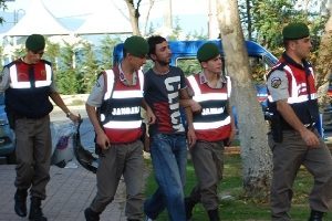 Yaşlı kadına &ccedil;arpıp ka&ccedil;an s&uuml;r&uuml;c&uuml; yakalandı