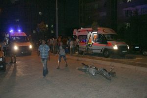 Motosiklet elektrik direğine &ccedil;arptı