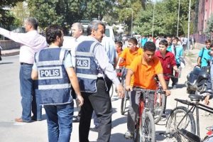 İneg&ouml;l polisi okullar b&ouml;lgesinde kuş u&ccedil;urtmuyor
