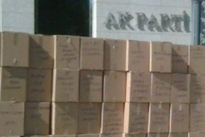 AK Parti &ouml;n&uuml;nde şaşırtan g&ouml;r&uuml;nt&uuml;