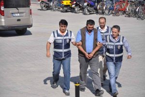 Yaşlı kadını dolandıran g&uuml;venlik g&ouml;revlisi kamerada