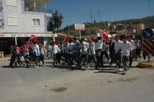 Şehitler i&ccedil;in yol kapattılar
