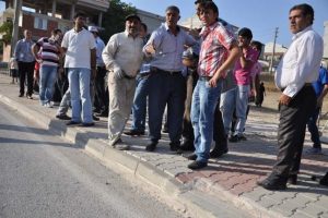 Patenli &ccedil;ocuk otomobilin altına girerek &ouml;ld&uuml;