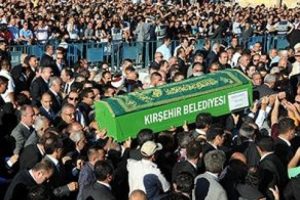 Ertaş'ın tabutundaki yazıya a&ccedil;ıklama