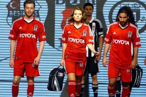 Beşiktaş'ta yeni formalar ve &uuml;r&uuml;nler tanıtıldı