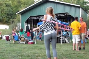 Hula Hoop'&ccedil;u kız kendinden ge&ccedil;iyor