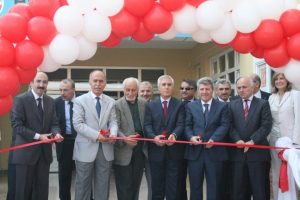 Anne ve babası okuma yazma &ouml;ğrenemeden &ouml;len hayırsever okul yaptırdı