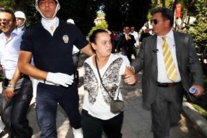 Arın&ccedil;'a protesto şoku